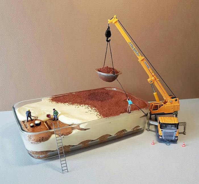 Мини-строители разравнивают крем на торте и с помощью подъёмного крана посыпают его какао-порошком.