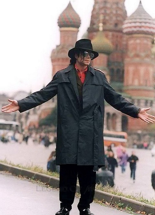 Майкл Джексон прогуливается по Красной площади.