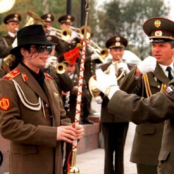 Военный оркестр в честь Майкла Джексона.