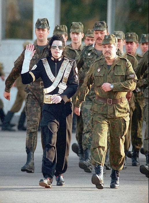 Майкл Джексон марширует с российскими солдатами и офицерами, 1993 год.