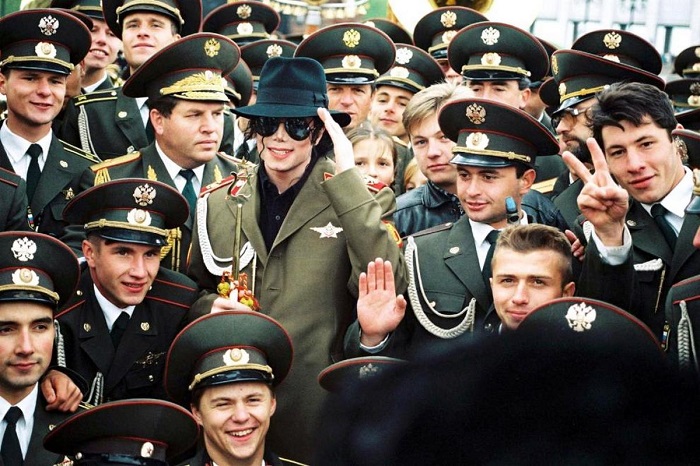 Памятная фотография Майкла Джексона среди офицеров.