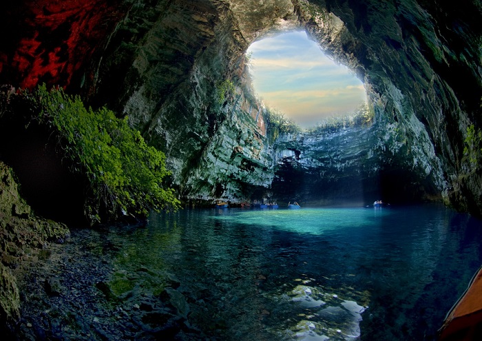 Известна пещера Мелиссани с подземным озером с темно-синими водами, которое лучше всего исследовать на лодке.