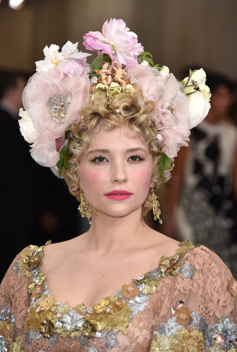 Американская актриса привлекла внимание своей цветочной короной с купидонами.