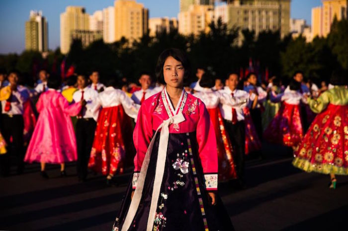 Во время национальных праздников в больших городах организовывают массовые танцы.