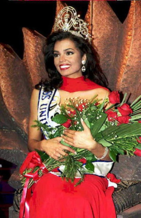 Первая мультирасовая претендентка, завоевавшая титул «Мисс Вселенная 1995».