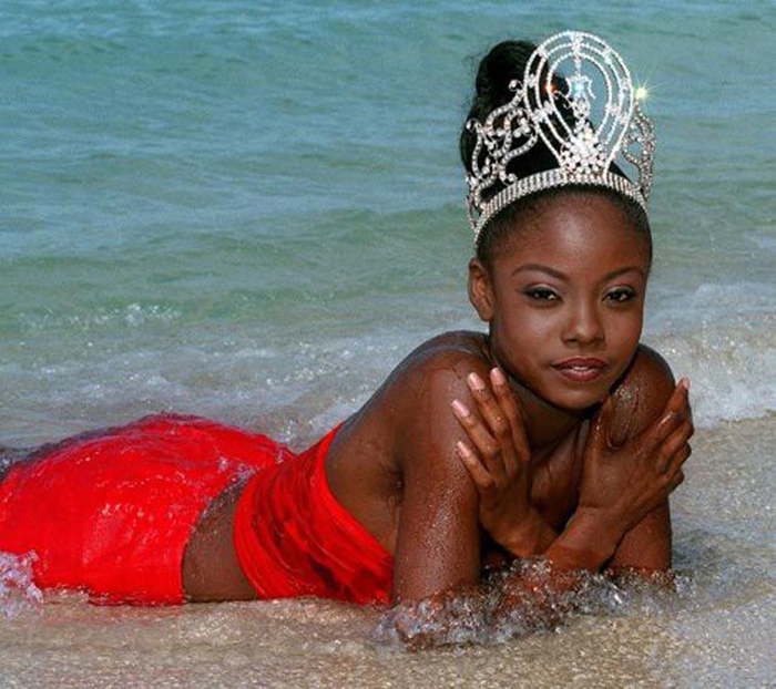 Третья женщина африканского наследия, что завоевала корону победительницы конкурса «Мисс Вселенная 1998».