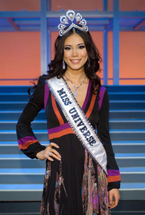 Японская модель, королева красоты, учительница танцев, победительница конкурса «Мисс Вселенная 2007».