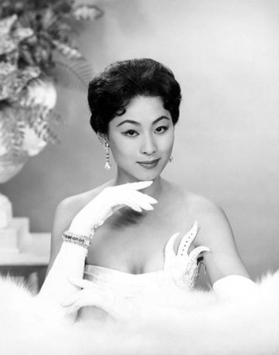 Японская модель, первая азиатка, получившая титул «Мисс Вселенная 1959».