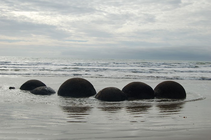Огромные круглые камни, разбросанные по пляжу Коекохе, близь рыбацкой деревушки Моераки, в районе Отаго на Южном острове Новой Зеландии.