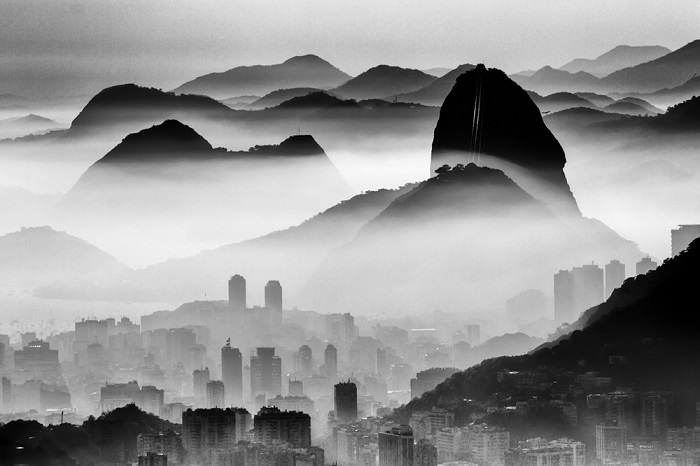 1-е место в категории «Пейзажи» присуждено бразильскому фотографу Андре Мело-Андраде (Andre Melo-Аandrade), запечатлевшему город в утреннем тумане.