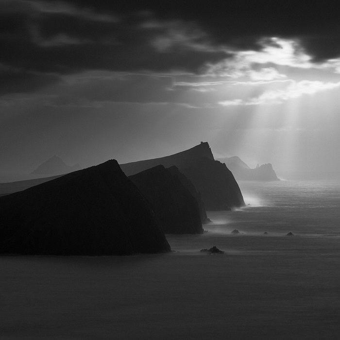 Вторым в номинации «Пейзажи» признан ирландский фотограф Джон Кроули (John Crowley) за снимок знаменитых скал на полуострове Дингл (Ирландия).