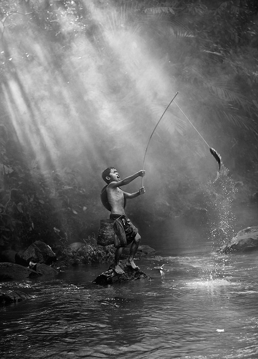 Третьим в номинации «Люди» признан индонезийский фотограф Пимпин Нагаван (Pimpin Nagawan) за снимок мальчика-рыбака с уловом.