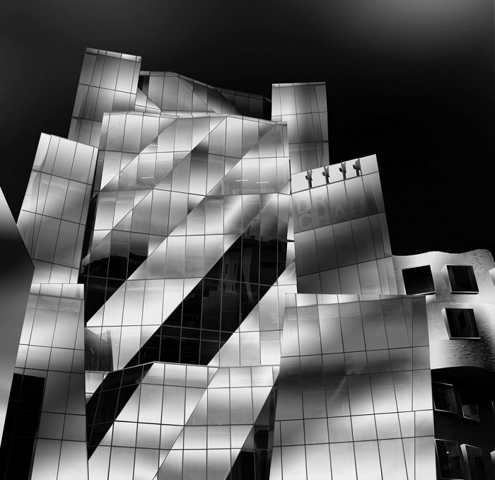 3-е место в номинации «Архитектура»  присуждено австралийскому фотографу Сяопину Сонгу (Xiaopeng Song) за снимок здания, спроектированного Фрэнком Гери.