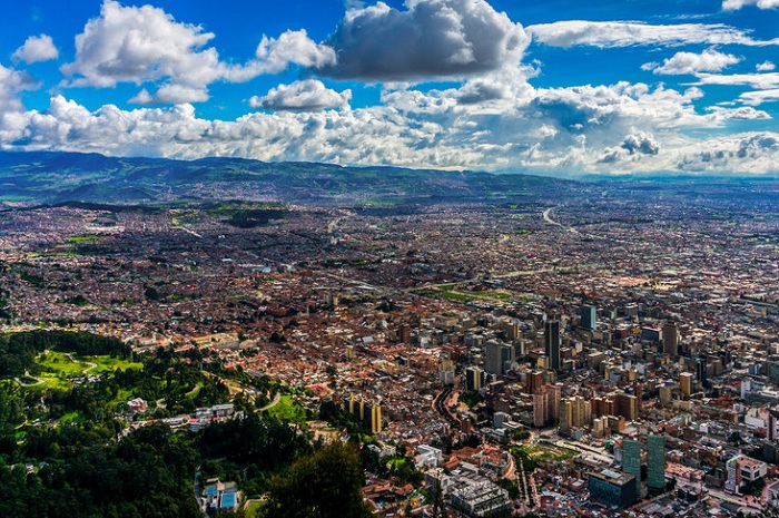 Богота лежит в долине между гор, на высоте 2000 метров, почти на экваторе.