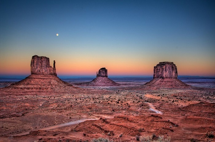Уникальное геологическое образование, расположено вдоль границы штатов Аризона и Юта.