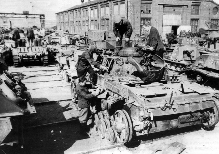 Бронетанковый ремзавод был организован в годы войны на территории завода «Подъемник».