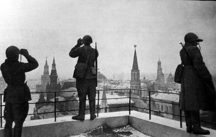 29 марта 1942 года на территорию Кремля упала последняя бомба.