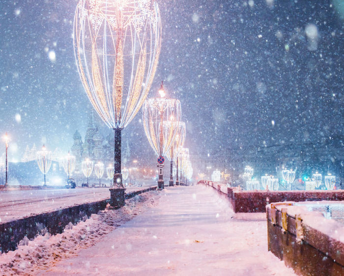 Снежное убранство ночных улиц столицы завораживает своей красотой.