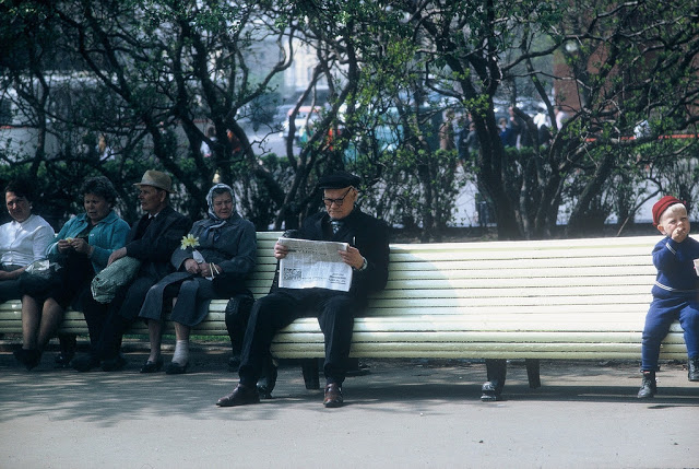Пожилые люди отдыхают в парковой зоне.