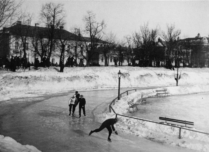 Ледовый каток на Патриарших, 1900 год.