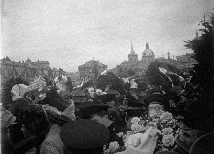 Ажиотаж публики во время открытие памятника Гоголю.