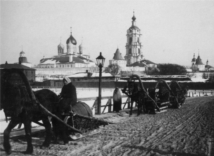Ставропигиальный мужской монастырь Русской православной церкви, расположенный за Таганкой, на Крутицком холме, у берега Москвы-реки.
