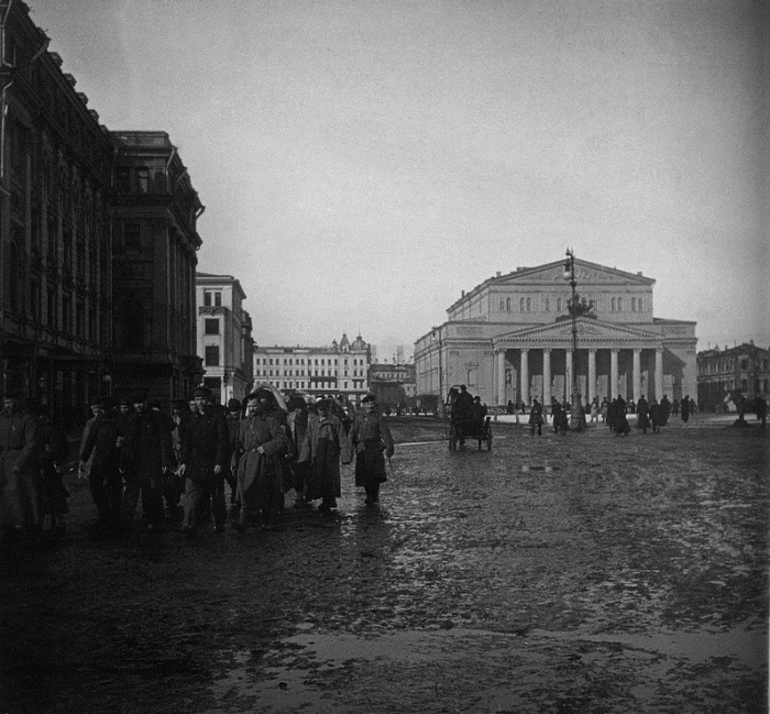 По Театральной площади конвоируют заключенных, 1900-1902 год.