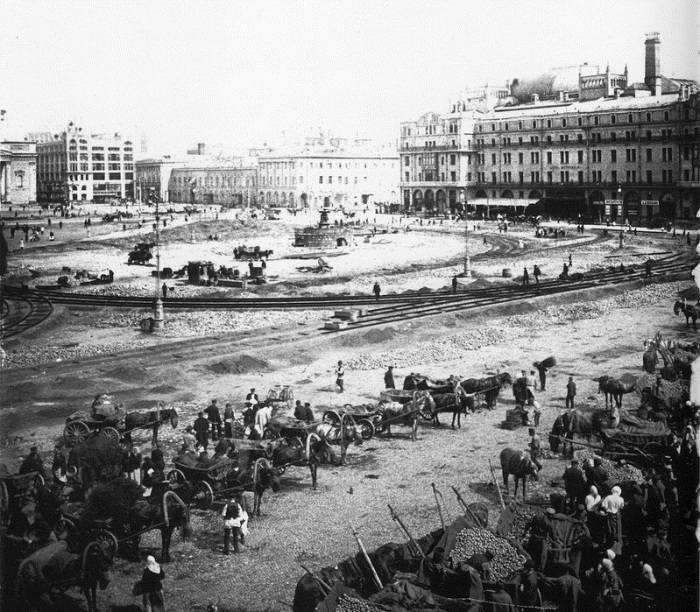На переднем плане - часть большого овощного рынка, располагавшегося на Воскресенской площади (ныне площадь Революции), а на заднем плане - рабочие прокладывают пути для трамвая, 1908 год.