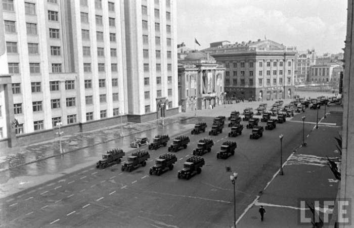 Показ военных машин во время первомайского парада 1947 года в Москве.