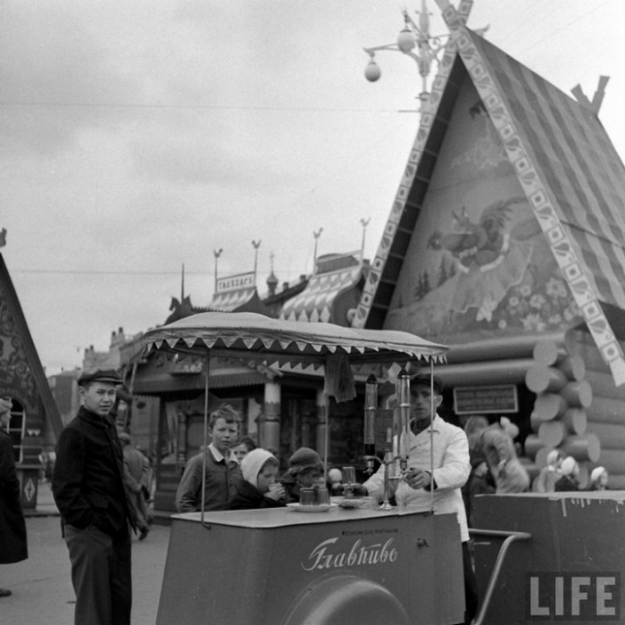 Пиво любили всегда. Весенний базар, Москва, 1947г.