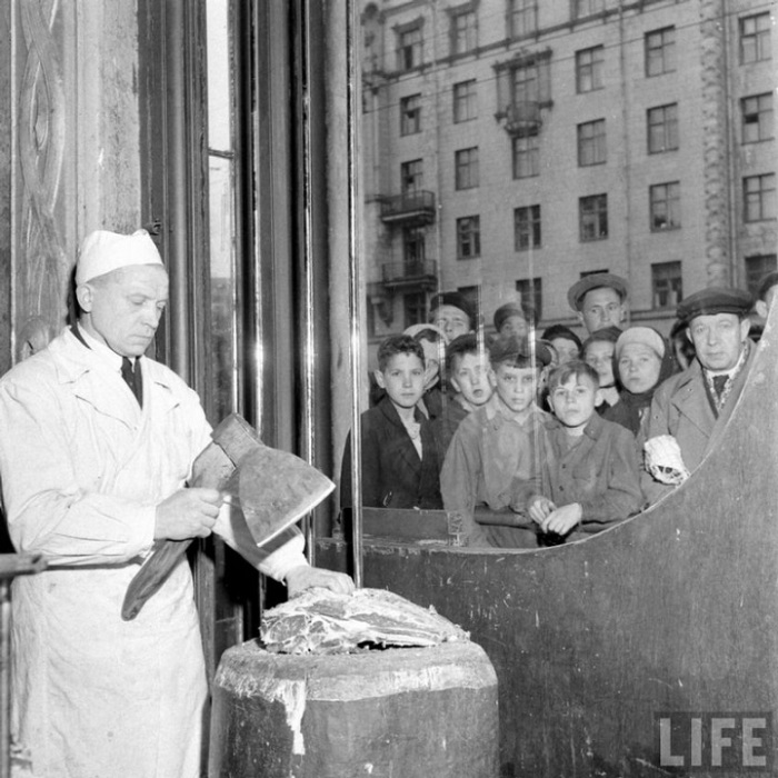 Мясной отдел Елисеевского гастронома, Москва, 1947г.
