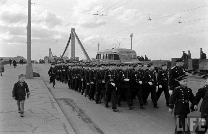 Тренировка к прохождению торжественным маршем на первомайском параде, 1947 год.