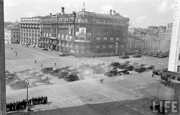 Военная техника на первомайском параде в 1947 году.