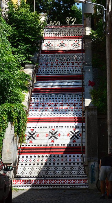 Одна из самых высоких лестниц в городе Тыргу-Муреш расписана в национальном стиле.