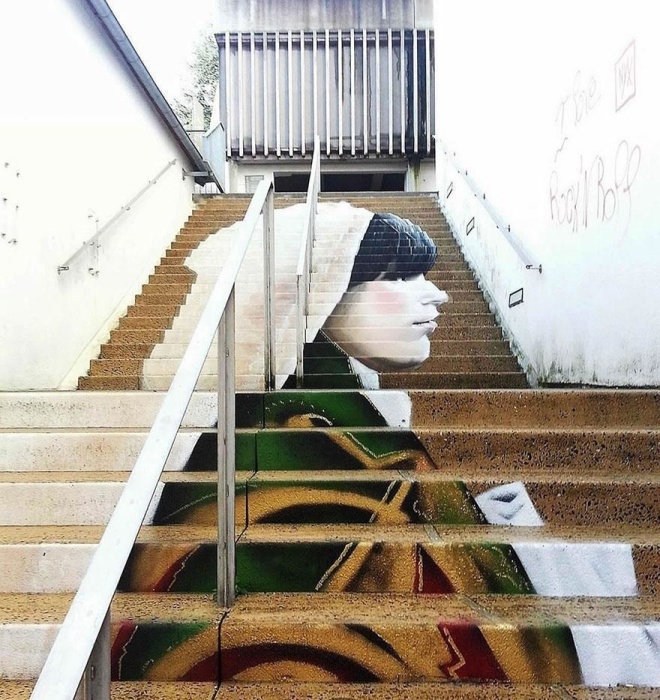 Портрет женщины который нарисован на ступеньках лестницы выполнен стрит-арт художниками из Франции.