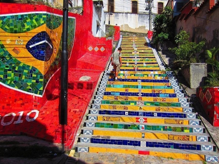 Великолепная яркая лестница в Бразилии.
