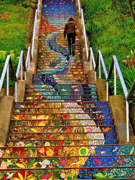 163 ступени лестницы «The Tiled Steps» украшены яркой мозаикой, на которых можно рассмотреть причудливые цветы и деревья, птиц, морских и лесных обитателей.