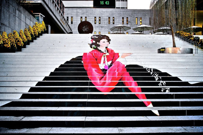 Лестница, изображающая классическую кореянку, ведет прямо к входу в знаменитый сеульский музыкальный театр.