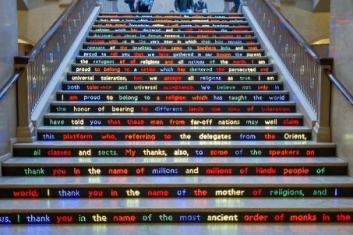 Лестница в Чикагском институте искусств с интересной историей, рассказанной прямо на ступенях.