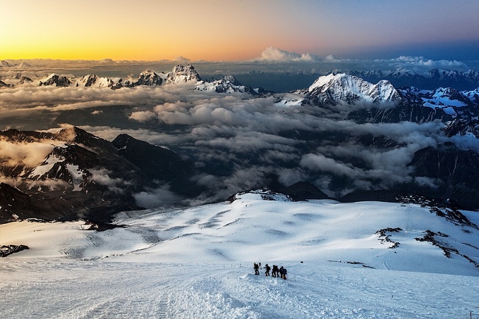Эльбрус расположен севернее Большого Кавказского хребта и является высочайшей вершиной России.