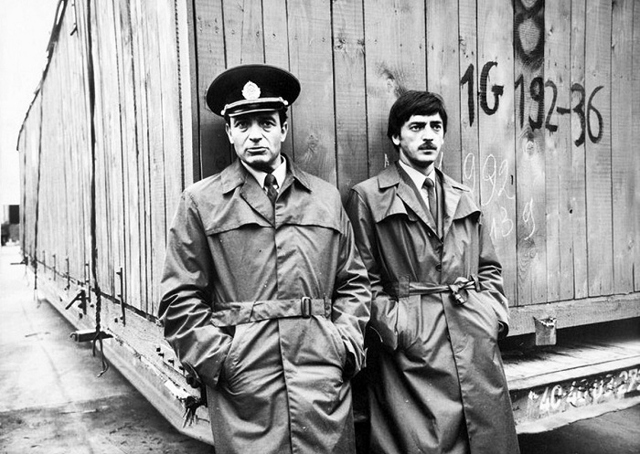 Молодой и неопытный таможенник Михаил Боярский и начальник группы досмотра Валентин Гафт. 1982 год.