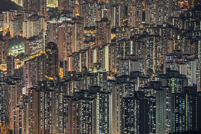 Панорамный вид ночного Гонконга. Фотограф: Julia Wimmerlin.