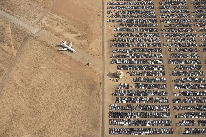 Победителем всего конкурса и лучшим в категории «Места» стал фотограф Яссен Тодоров (Jassen Todorov) со снимком снятых с продажи автомобилей в пустыне Мохаве.