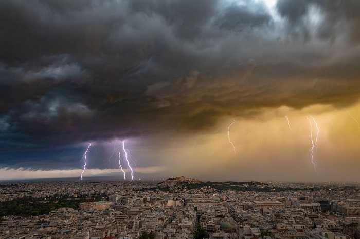 Номинация «Места/ Выбор аудитории» - фотограф Александрос Марагос (Alexandros Maragos) из Греции, запечатлевший молнии над городом во время июньской грозы.