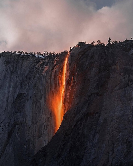 Категория: «Места». Автор снимка – американский фотограф Сара Бетея (Sarah Bethea), запечатлевшая водопад Лошадиный Хвост на закате.