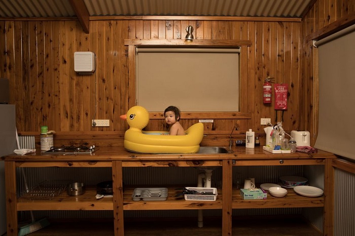 Вторым в номинации «Люди» признан фотограф Тодд Кеннеди (Todd Kennedy), запечатлевший собственную дочь, принимающую ванну в резиновом утенке.