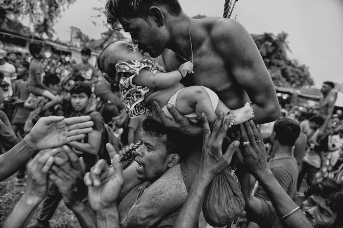 3-е место в категории «Люди» присуждено фотографу Авишеку Дасу (Avishek Das) за снимок с верующим-индуистом, который целует своего ребенка во время праздника.