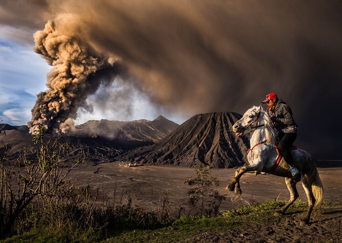 Извержение вулкана в Индонезии. Фотограф: Reynold Dewantara.