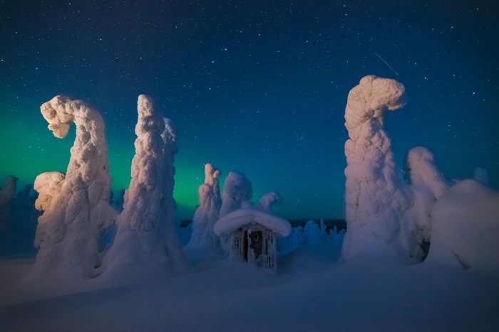 Холодная ночь на вершине холма в Лапландии, недалеко от российской границы. Фотограф: Pierre Destribats.