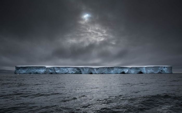 Огромный айсберг в Антарктиде. Фотограф: Massimo Rumi.